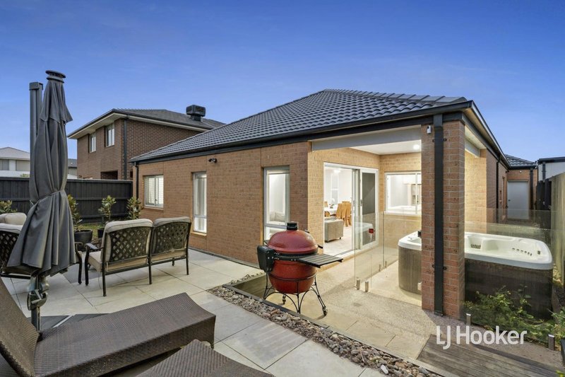 Photo - 19 Eaglemont Way, Werribee VIC 3030 - Image 10