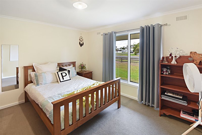 Photo - 19 Edinburgh Road, Edenhope VIC 3318 - Image 9