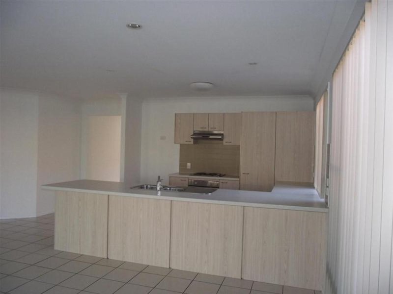 Photo - 19 Eimeo Place, Sandstone Point QLD 4511 - Image 7