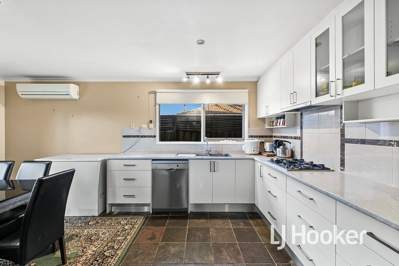 Photo - 19 Elandra Way, Cranbourne West VIC 3977 - Image 3