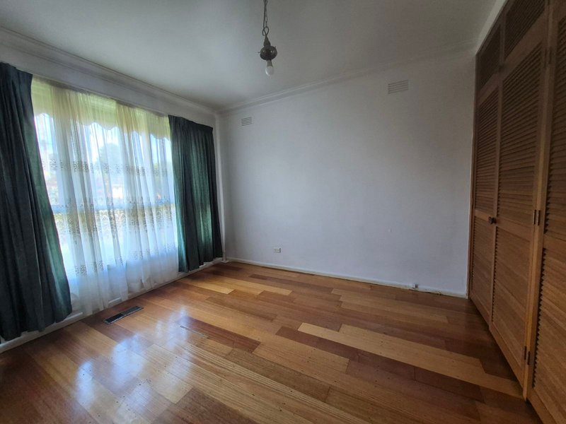 Photo - 19 Emerald Street, Mount Waverley VIC 3149 - Image 2
