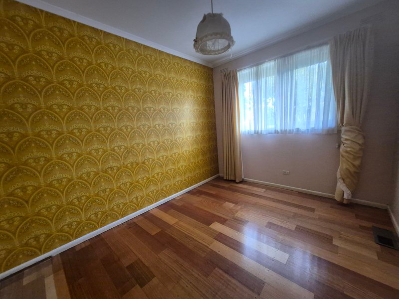 Photo - 19 Emerald Street, Mount Waverley VIC 3149 - Image 6
