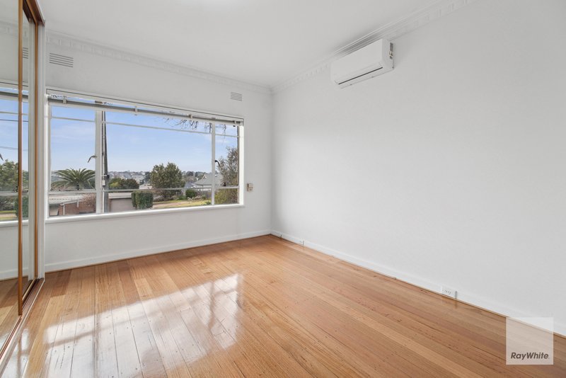 Photo - 19 Esmale Street, Strathmore VIC 3041 - Image 3