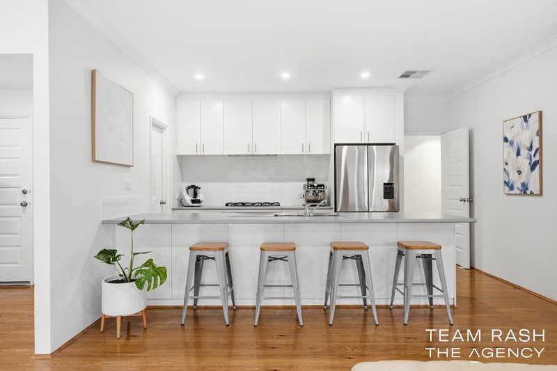 Photo - 19 Featherleaf Elbow , Banksia Grove WA 6031 - Image 8