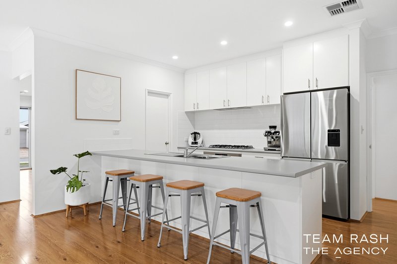 Photo - 19 Featherleaf Elbow , Banksia Grove WA 6031 - Image 9