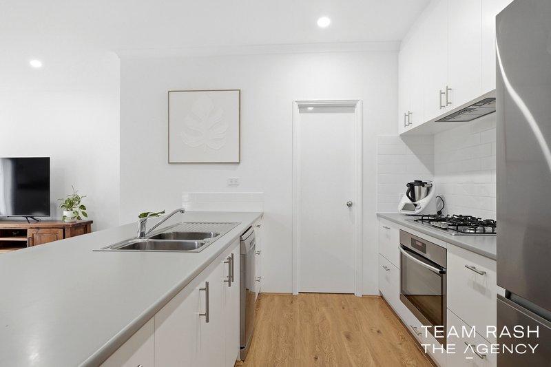 Photo - 19 Featherleaf Elbow , Banksia Grove WA 6031 - Image 11