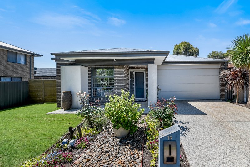 19 Fleuve Rise, Clyde North VIC 3978