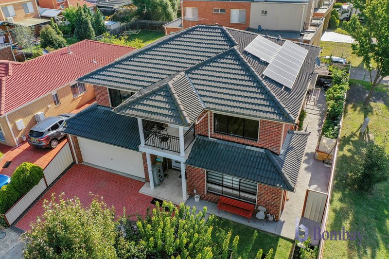 Photo - 19 Flowerdale Crescent, Roxburgh Park VIC 3064 - Image 3