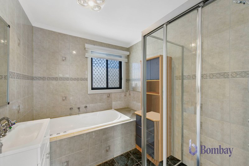 Photo - 19 Flowerdale Crescent, Roxburgh Park VIC 3064 - Image 12