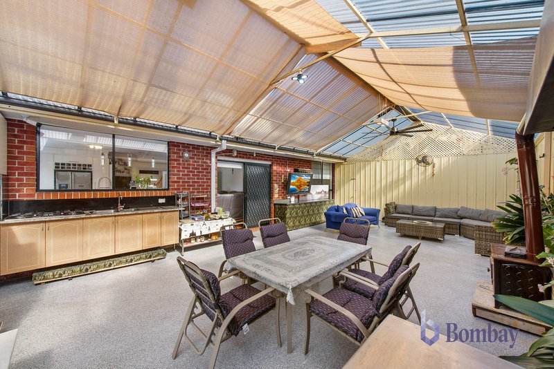 Photo - 19 Flowerdale Crescent, Roxburgh Park VIC 3064 - Image 14