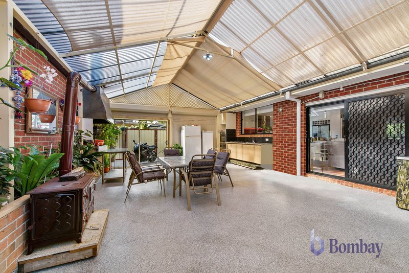 Photo - 19 Flowerdale Crescent, Roxburgh Park VIC 3064 - Image 15