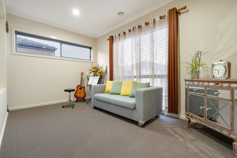 Photo - 19 Fortitude Drive, Craigieburn VIC 3064 - Image 12