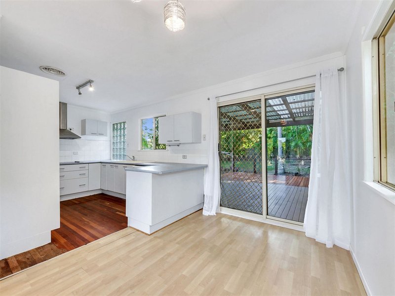 Photo - 19 Franciscea Street, Everton Hills QLD 4053 - Image 5
