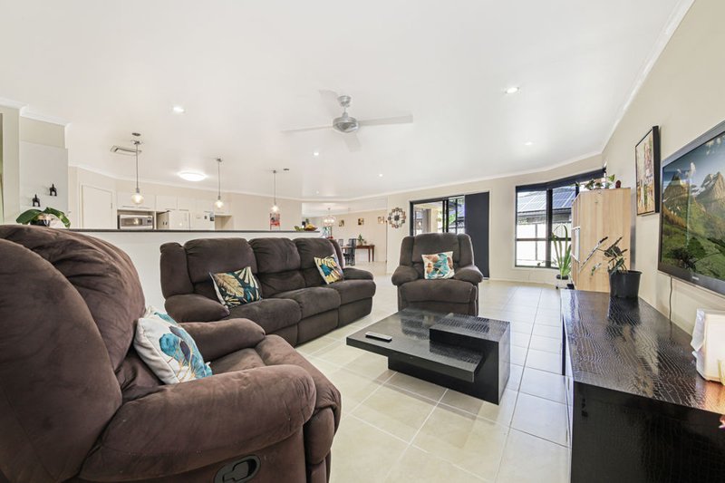 Photo - 19 Franzin Drive, Cashmere QLD 4500 - Image 6