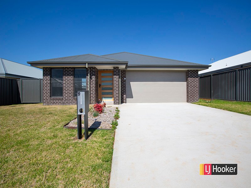 19 Gilbert Drive, Westdale NSW 2340