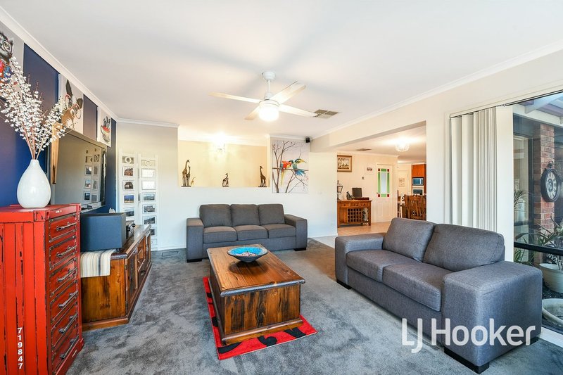 Photo - 19 Gillian Place, Pakenham VIC 3810 - Image 4