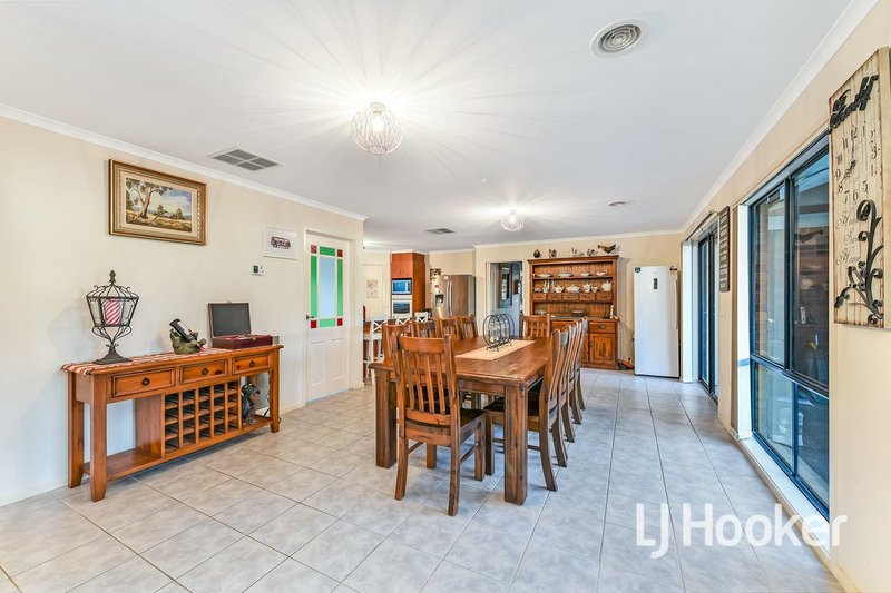 Photo - 19 Gillian Place, Pakenham VIC 3810 - Image 5