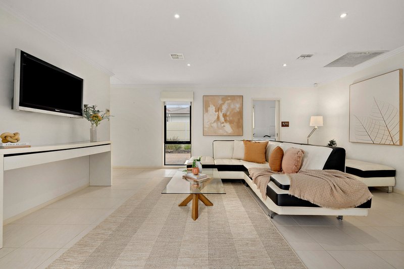 Photo - 19 Gormanston Crescent, Deakin ACT 2600 - Image 5