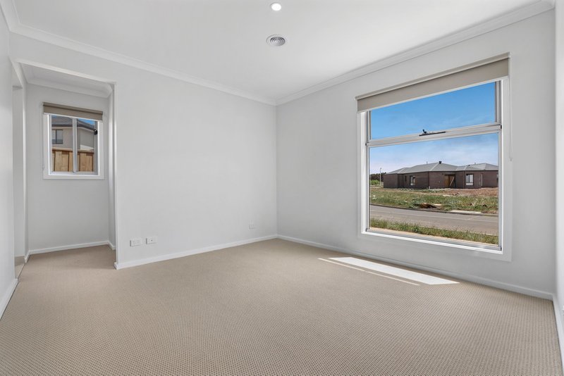 Photo - 19 Graded Street, Manor Lakes VIC 3024 - Image 2