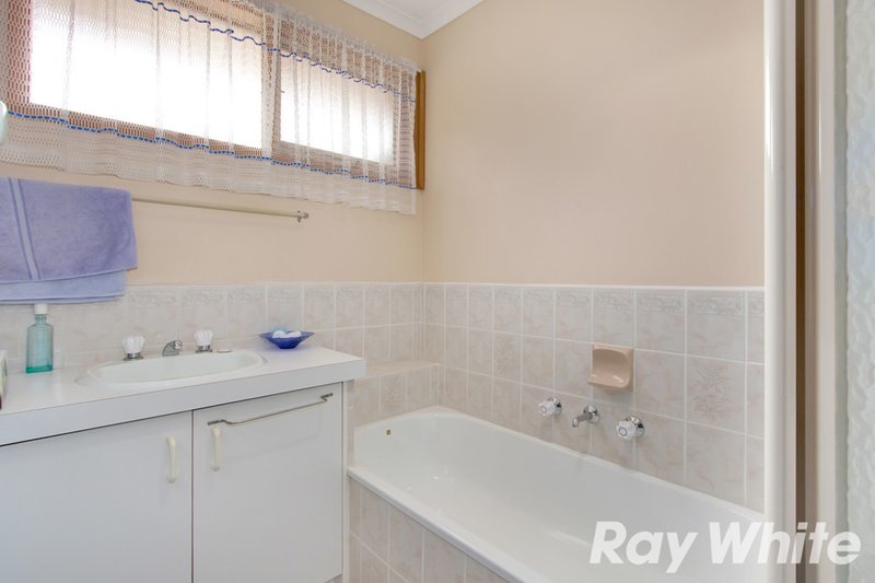 Photo - 19 Gullquist Way, Pakenham VIC 3810 - Image 11