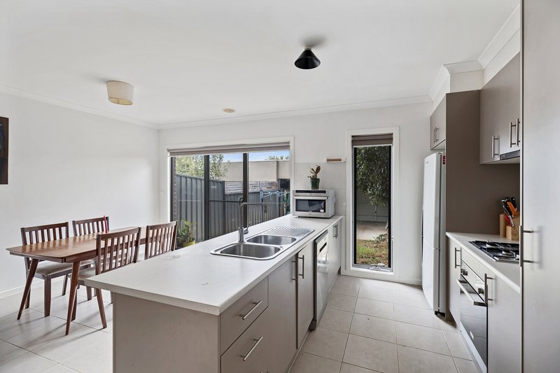 Photo - 19 Hadley Lane, Craigieburn VIC 3064 - Image 3