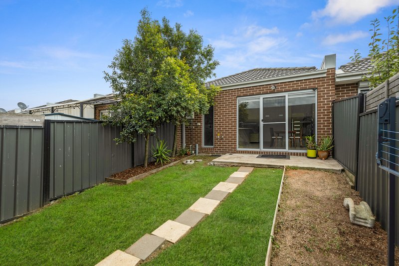 Photo - 19 Hadley Lane, Craigieburn VIC 3064 - Image 9