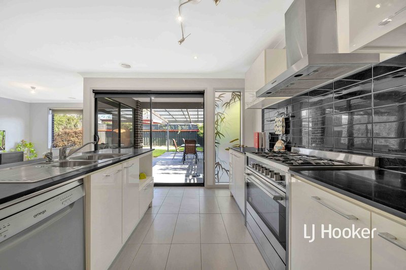 Photo - 19 Harvard Street, Cranbourne West VIC 3977 - Image 6