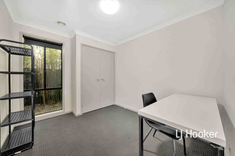 Photo - 19 Harvard Street, Cranbourne West VIC 3977 - Image 10