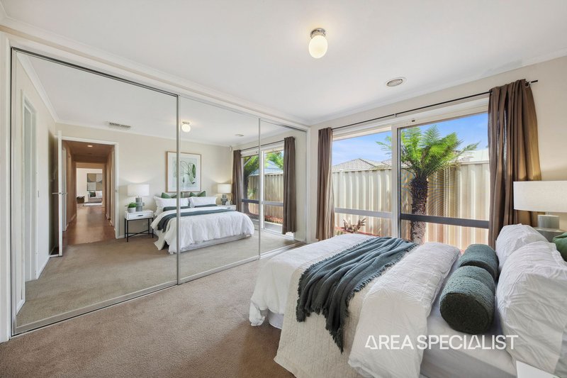 Photo - 19 Heywood Crescent, Cranbourne North VIC 3977 - Image 4