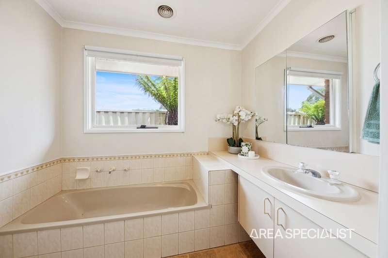 Photo - 19 Heywood Crescent, Cranbourne North VIC 3977 - Image 14