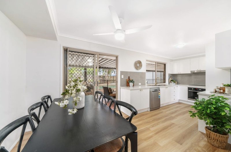 Photo - 19 Hilldale Crescent, Morayfield QLD 4506 - Image 6