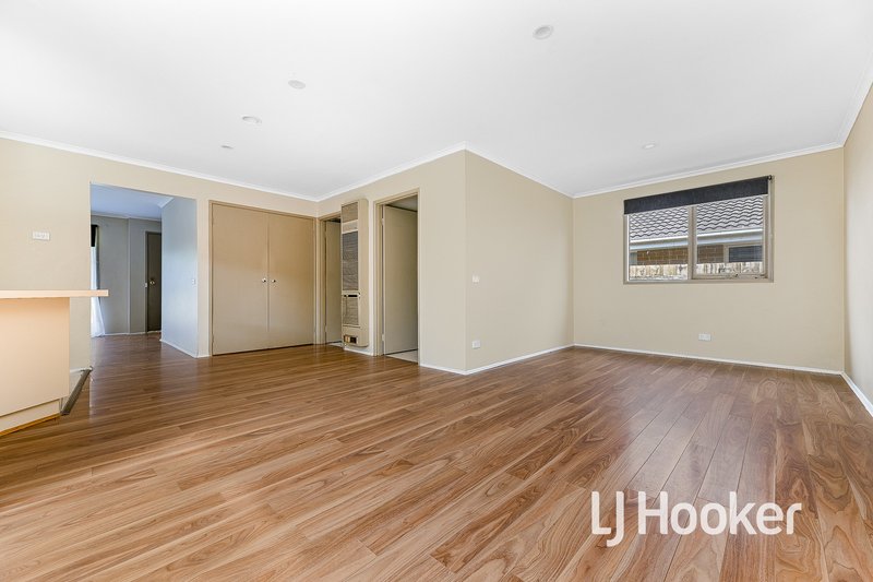 Photo - 19 Hillview Rise, Hampton Park VIC 3976 - Image 3