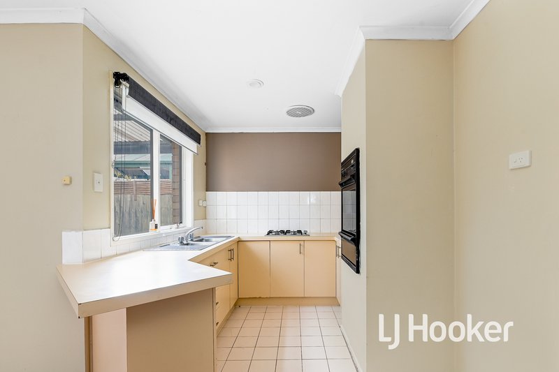 Photo - 19 Hillview Rise, Hampton Park VIC 3976 - Image 5