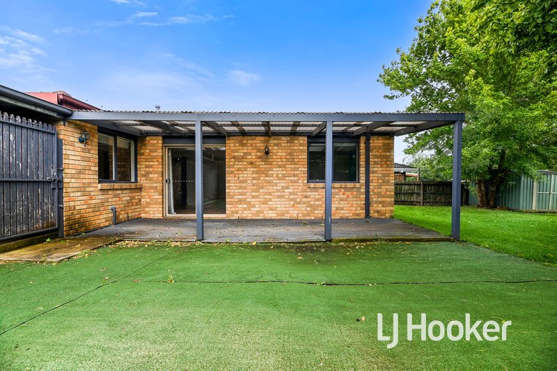 Photo - 19 Hillview Rise, Hampton Park VIC 3976 - Image 11