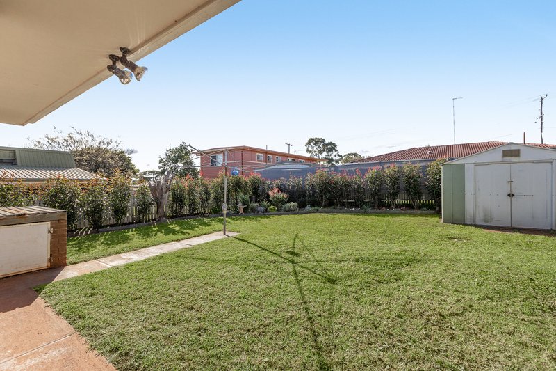 Photo - 19 Hinkler Crescent, Wilsonton QLD 4350 - Image 12