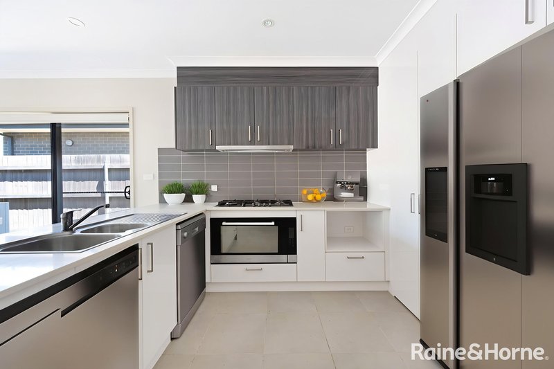 Photo - 19 Hugh Gilchrist Street, Casey ACT 2913 - Image 6