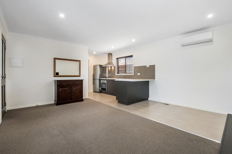 Photo - 19 Hurlstone Crescent, Mill Park VIC 3082 - Image 10