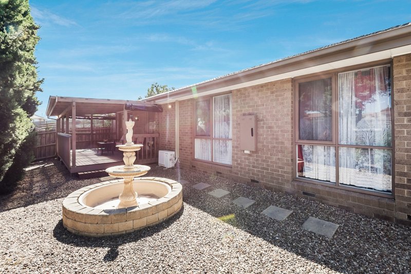 Photo - 19 Hurlstone Crescent, Mill Park VIC 3082 - Image 15