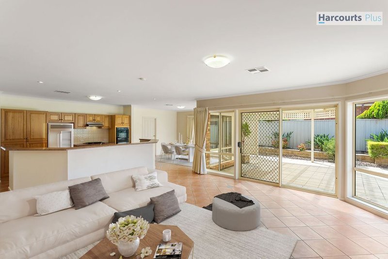 Photo - 19 Ingleton Drive, Hallett Cove SA 5158 - Image 5