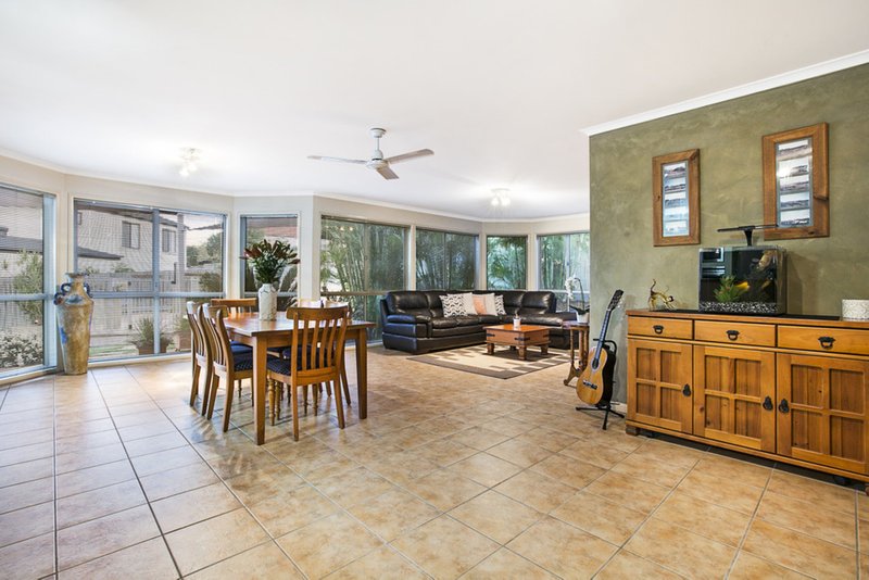 Photo - 19 Juniper Place, Carindale QLD 4152 - Image 7