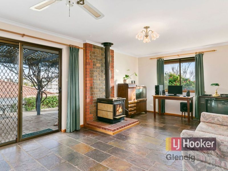 Photo - 19 Kallamurra Street, Hallett Cove SA 5158 - Image 4