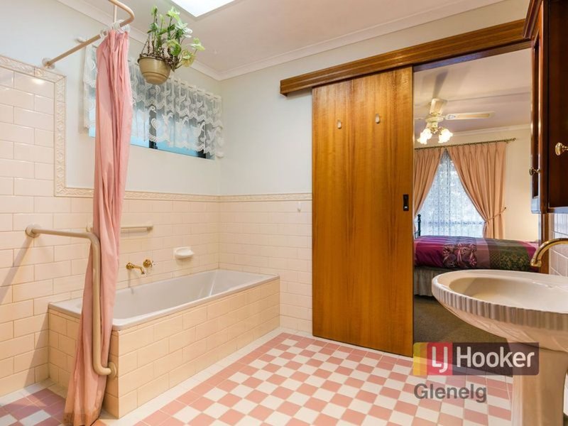 Photo - 19 Kallamurra Street, Hallett Cove SA 5158 - Image 12