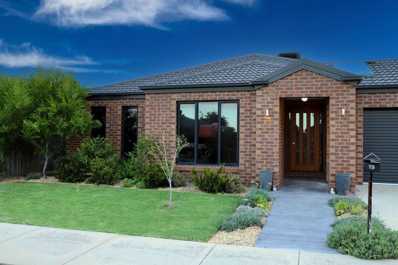 Photo - 19 Killarney Crescent, Tatura VIC 3616 - Image 2