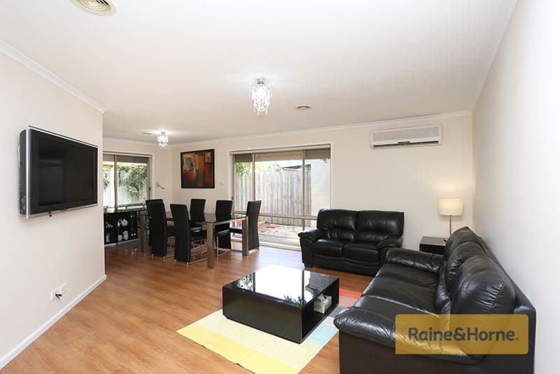 Photo - 19 Lachlan Crescent, Roxburgh Park VIC 3064 - Image 2