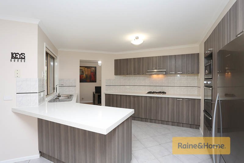 Photo - 19 Lachlan Crescent, Roxburgh Park VIC 3064 - Image 5