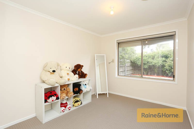 Photo - 19 Lachlan Crescent, Roxburgh Park VIC 3064 - Image 6