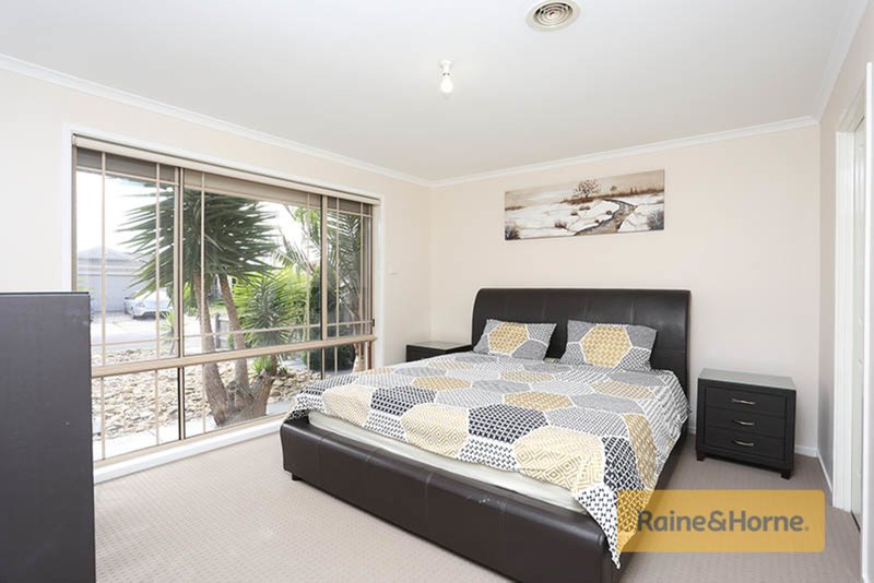 Photo - 19 Lachlan Crescent, Roxburgh Park VIC 3064 - Image 7