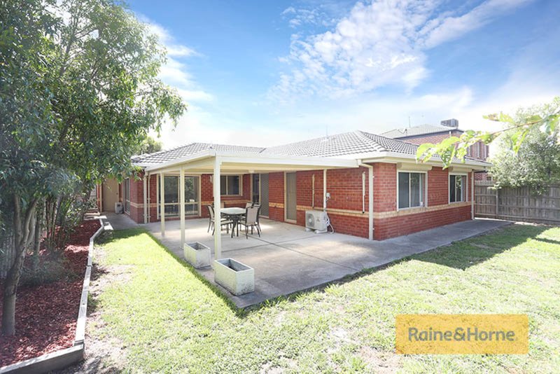 Photo - 19 Lachlan Crescent, Roxburgh Park VIC 3064 - Image 11