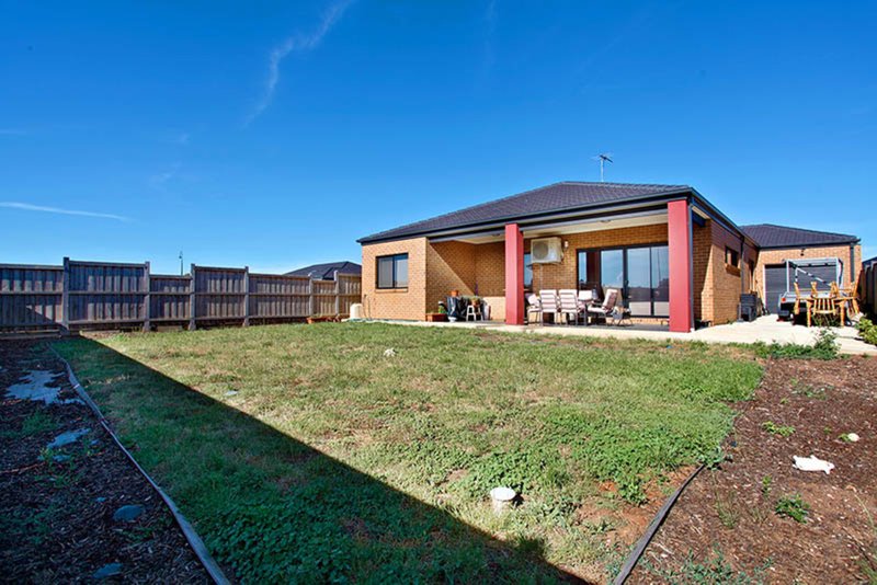 Photo - 19 Leyana Crescent, Brookfield VIC 3338 - Image 8