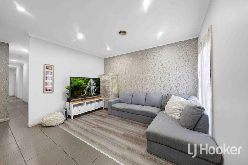 Photo - 19 Leyana Crescent, Brookfield VIC 3338 - Image 2